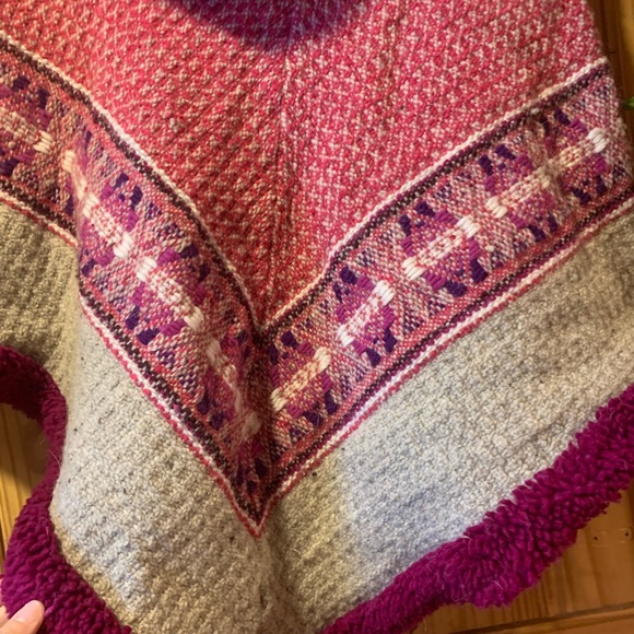 EPIC traditional WOOL PONCHO FROM EQUADOR - Picture 4 of 6